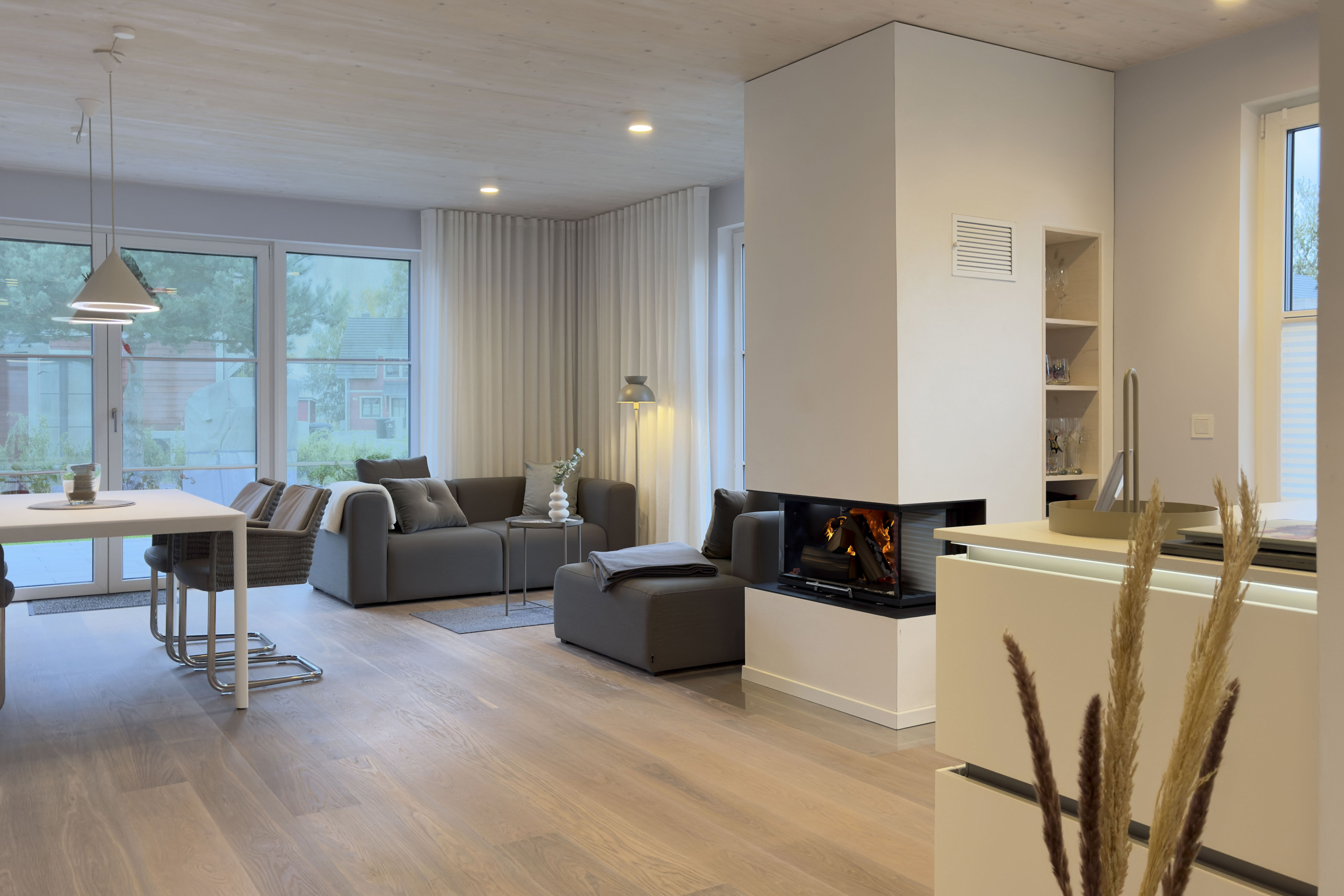 Heller Wohnbereich mit Essplatz, Kamin und Küche